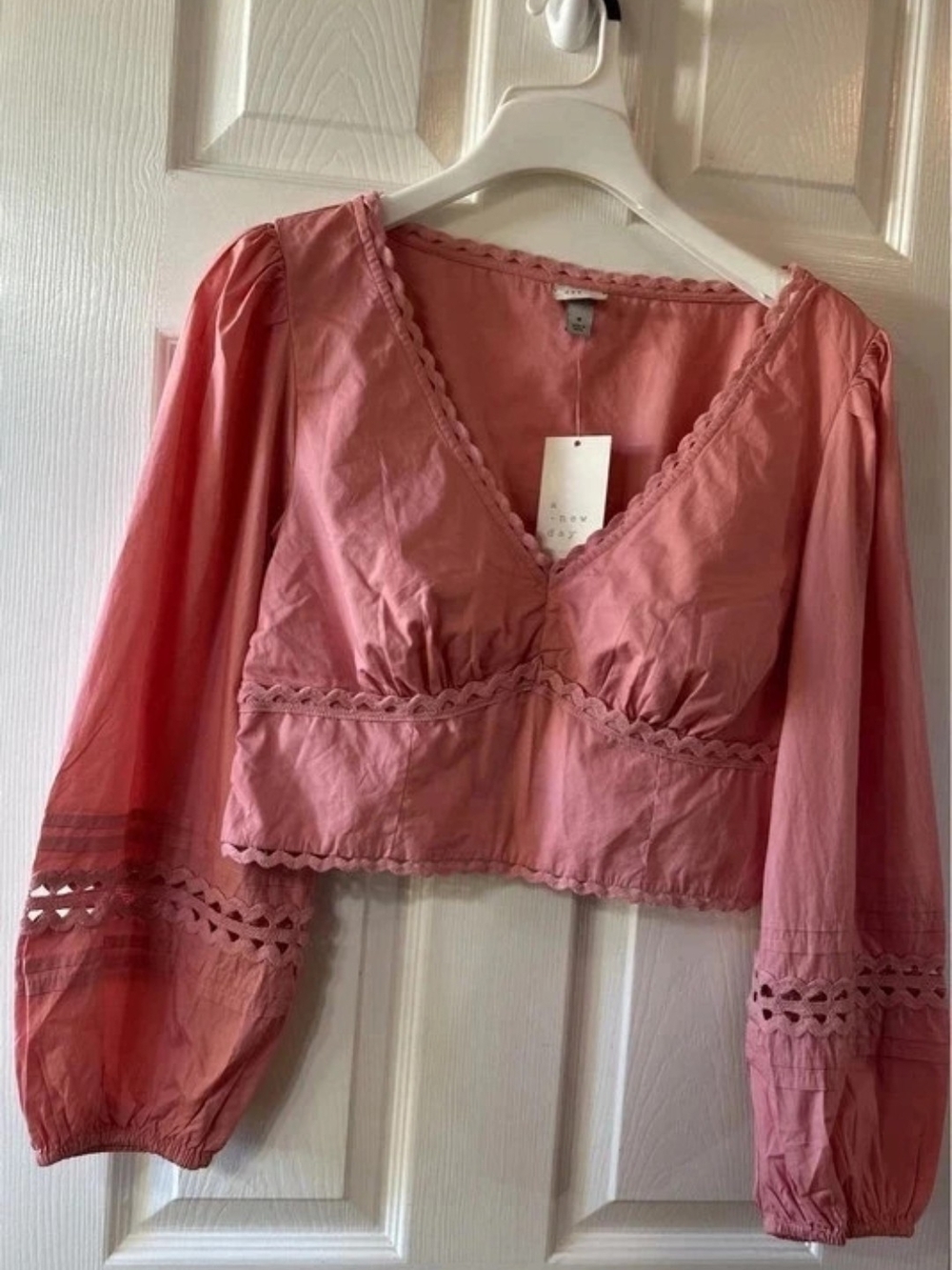 NWT Women’s Pink Lace-Trim V-Neck Crop Top